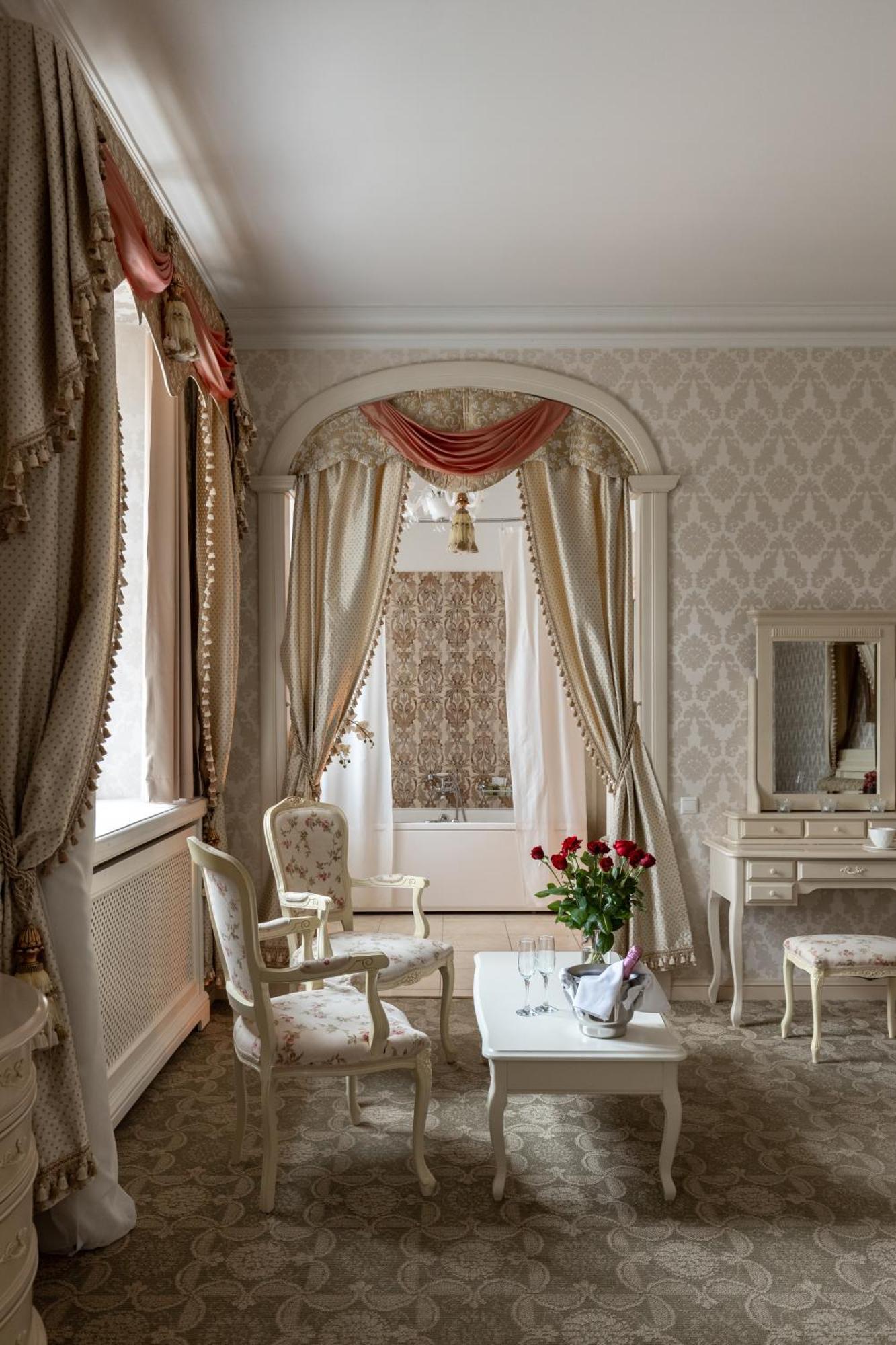 Отель Malpils Manor Экстерьер фото