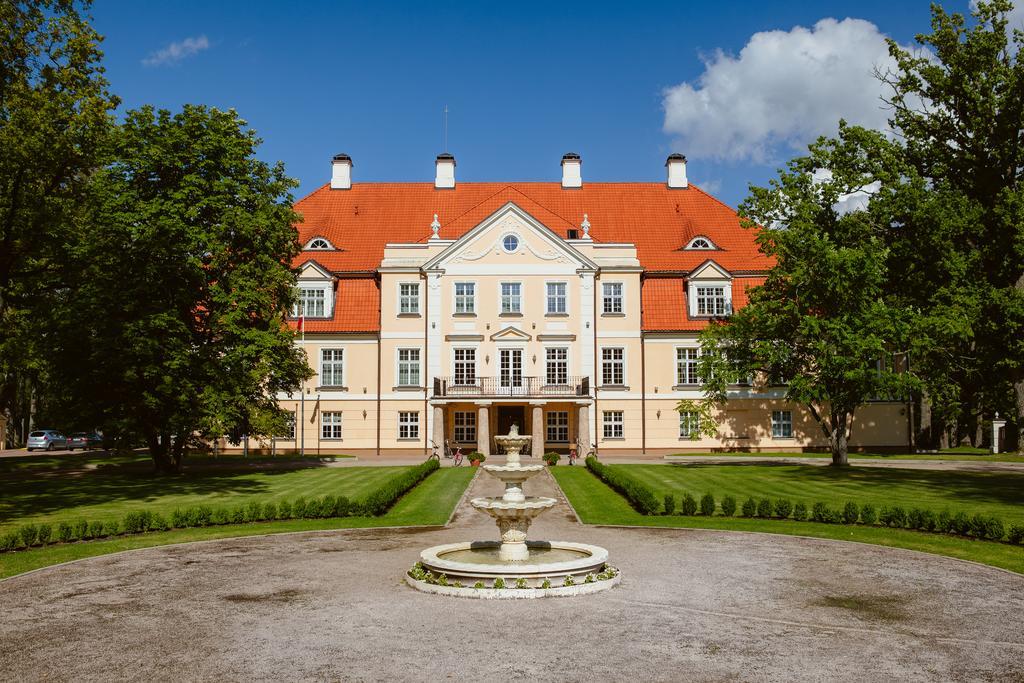 Отель Malpils Manor Экстерьер фото