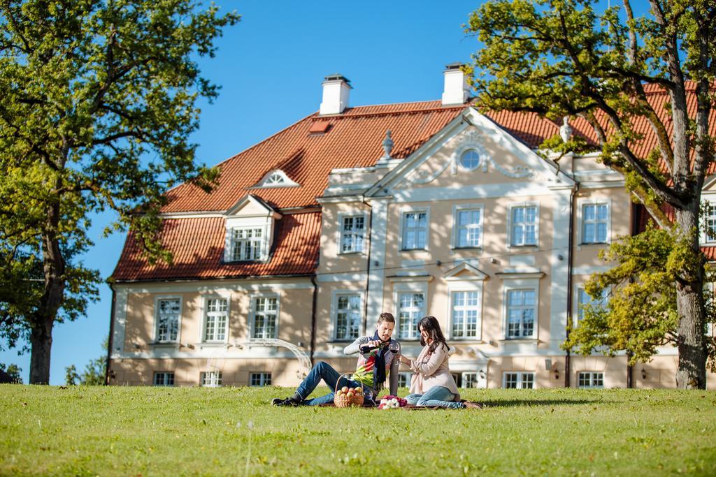 Отель Malpils Manor Экстерьер фото